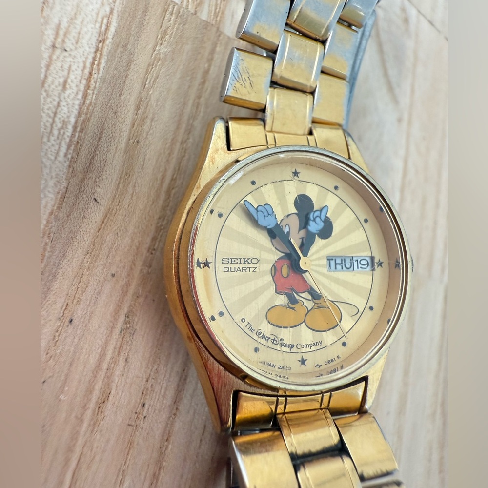 Seiko ladies Disney Mickey Mouse gold tone watch NEW BATTERY